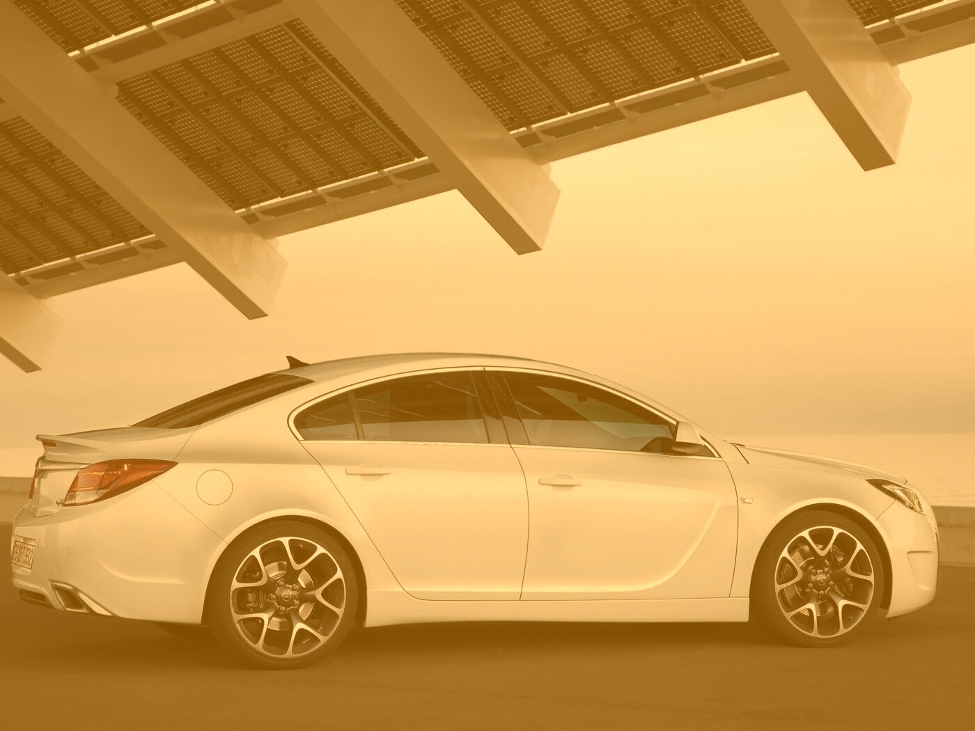 Белый седан под крышей обои