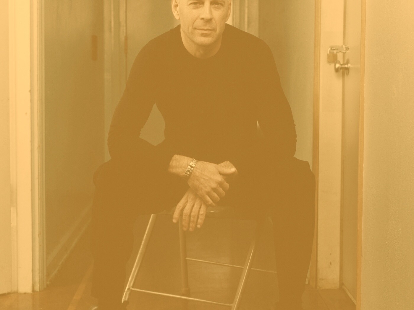 Брюс Уиллис на раскладном стуле обои