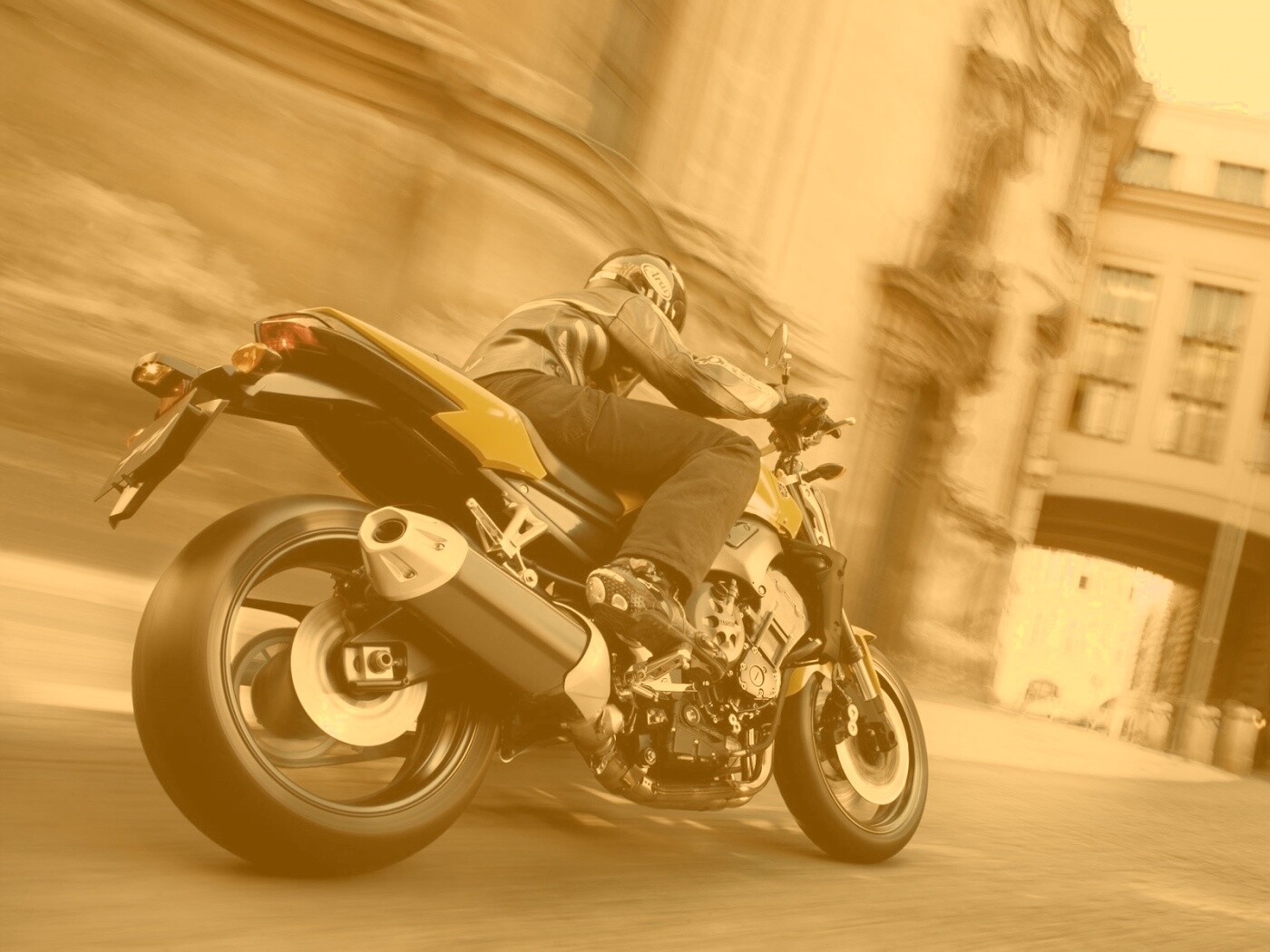 Ямаха и наездник на улицах города обои