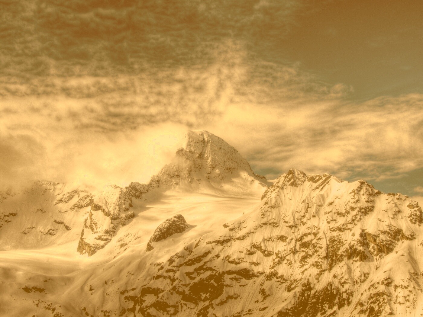 Снежные горные вершины на ветру обои