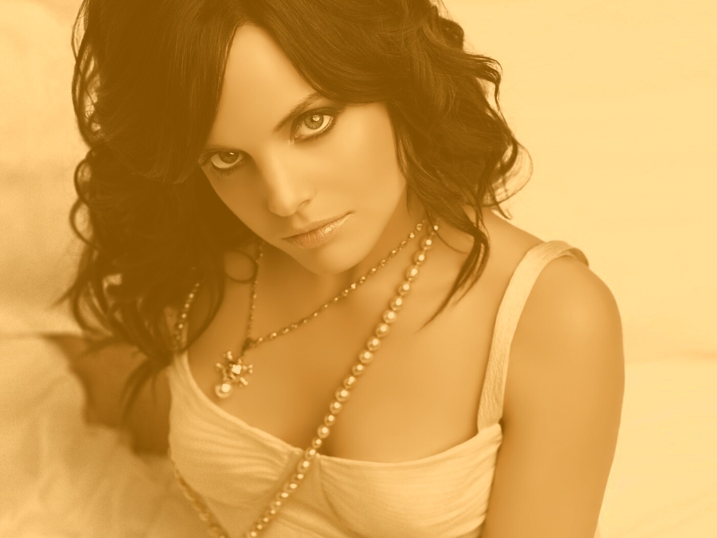 Брюнеточка с желанием в глазах обои