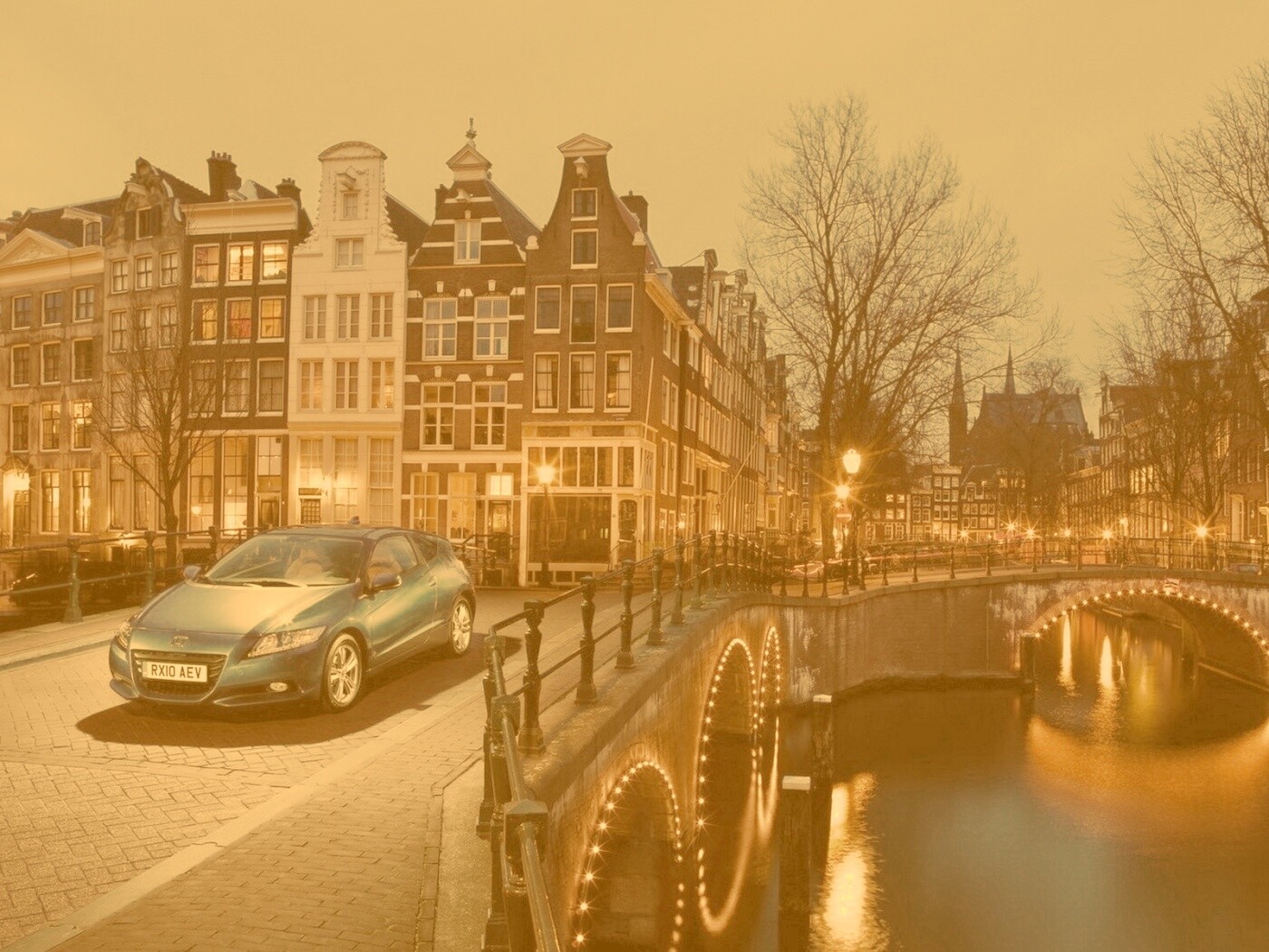 Автомобиль на мосту в свете фонаря обои