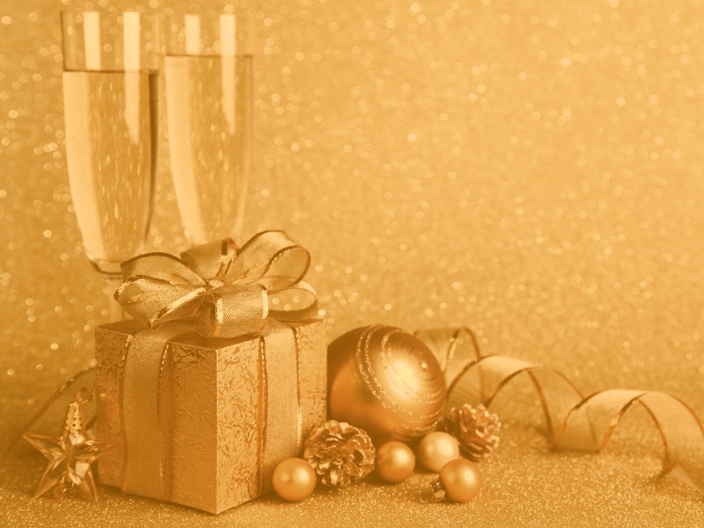 Подарок и бокалы шампанского обои