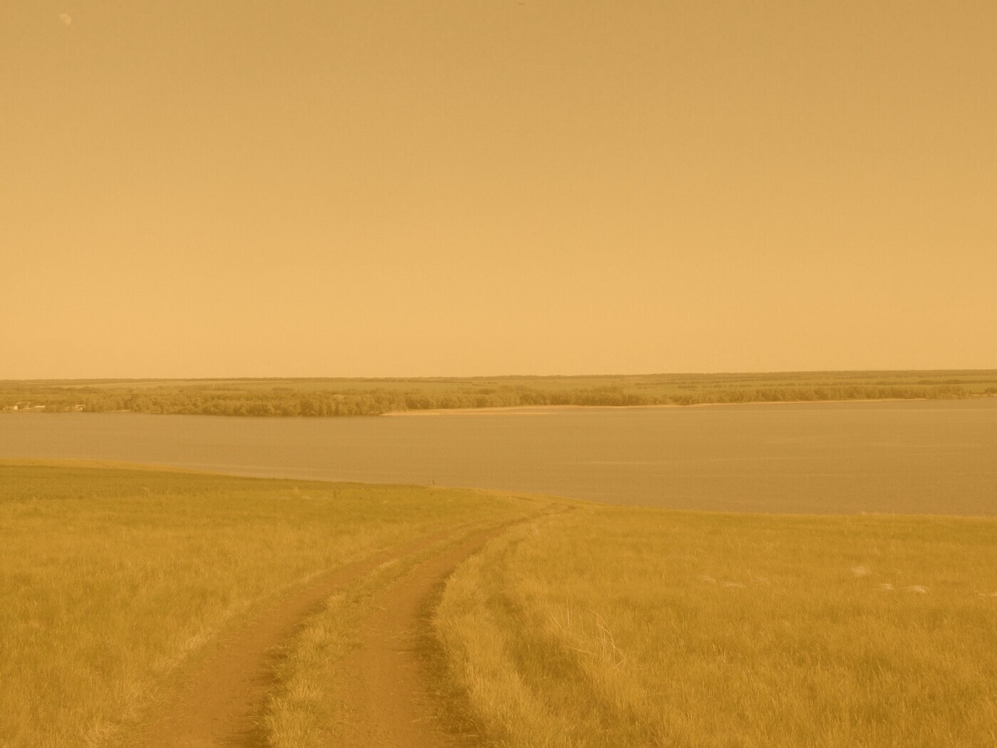 Дорога спускается к воде обои