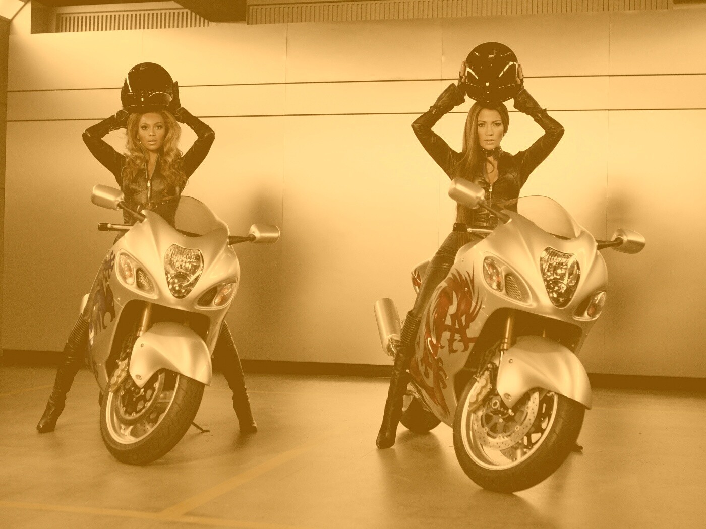 Бейонсе и Джей Ло на мотоциклах обои