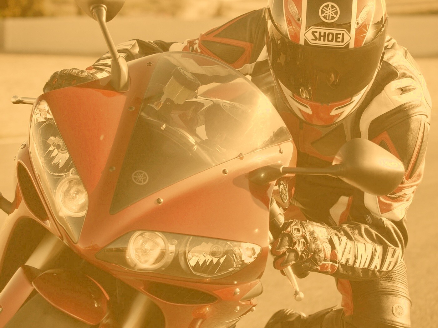 Мотоциклист на красной ямахе обои