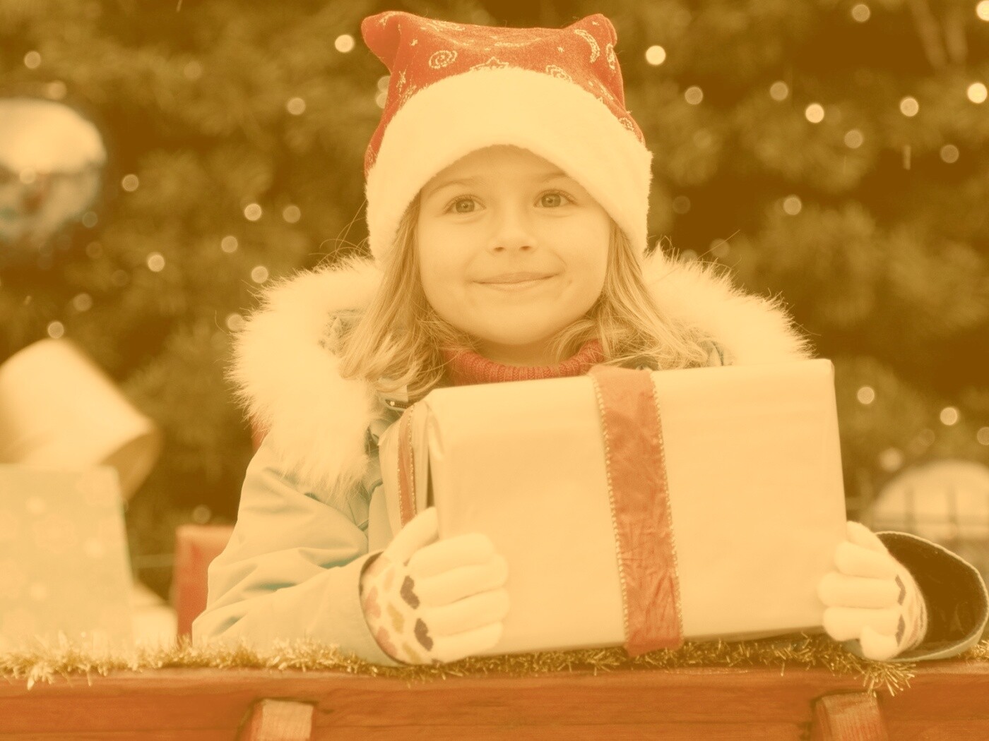 Ребенок с подарком обои