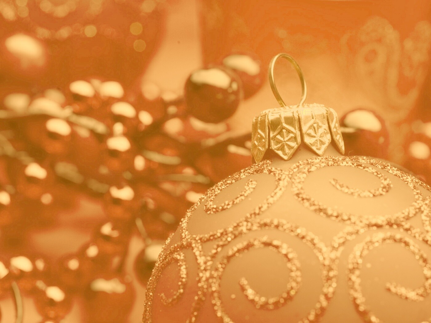 Красная ёлочная игрушка обои