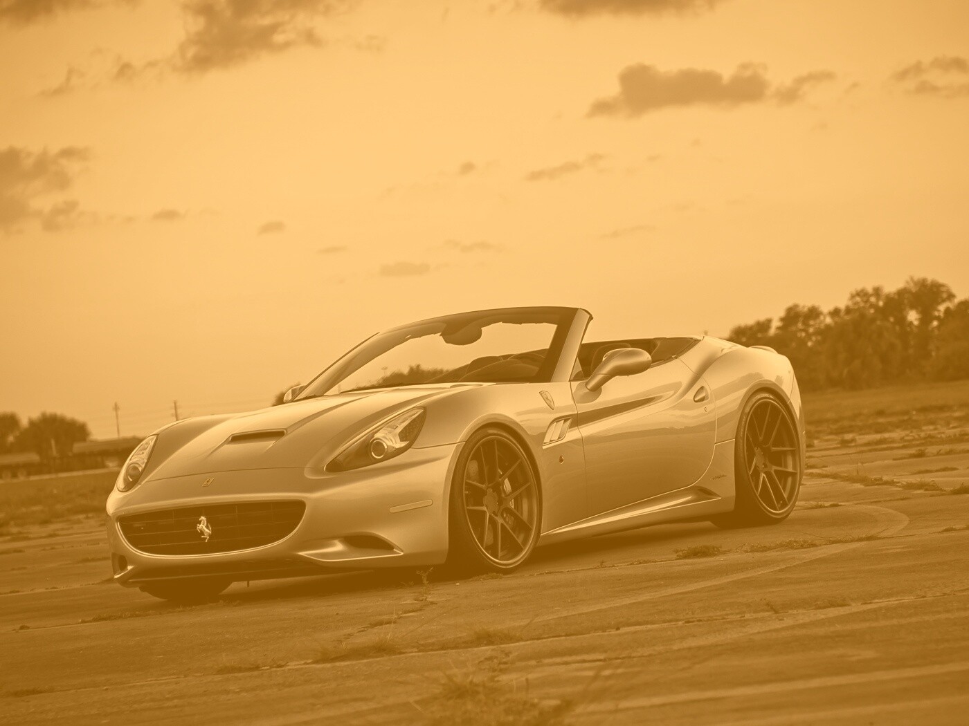 Ferrari на взлетном поле обои