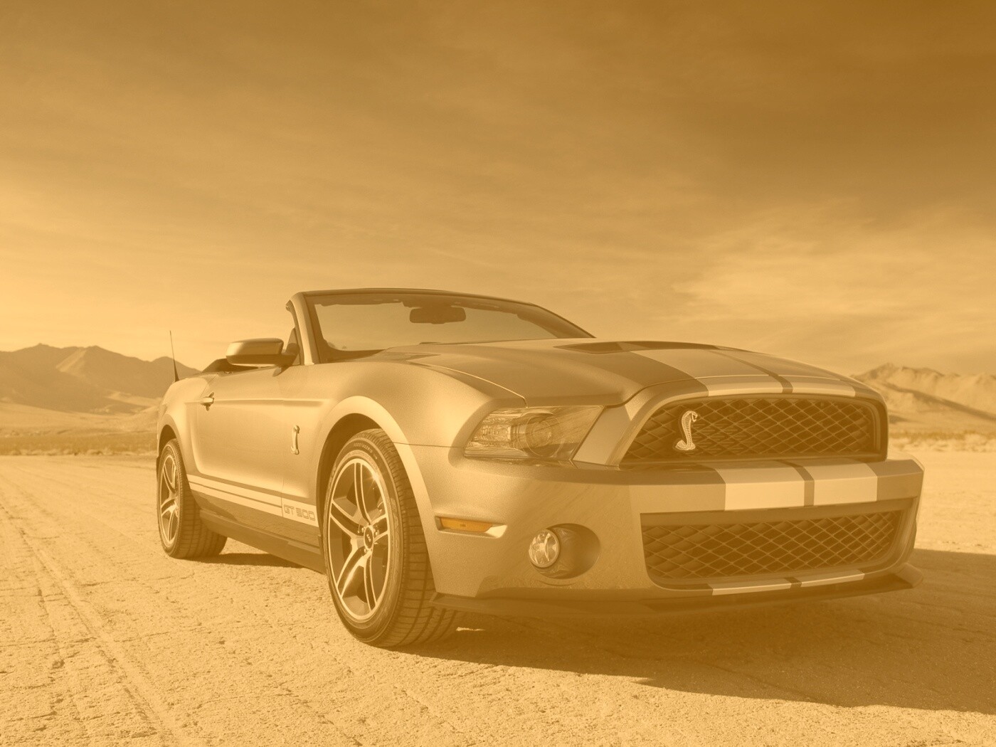 Ford Mustang на фоне гор обои