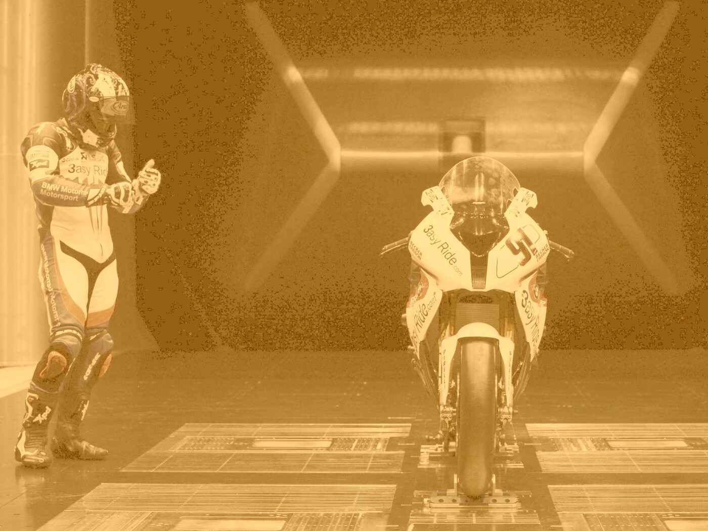 Мотоцикл на тестовом стенде обои