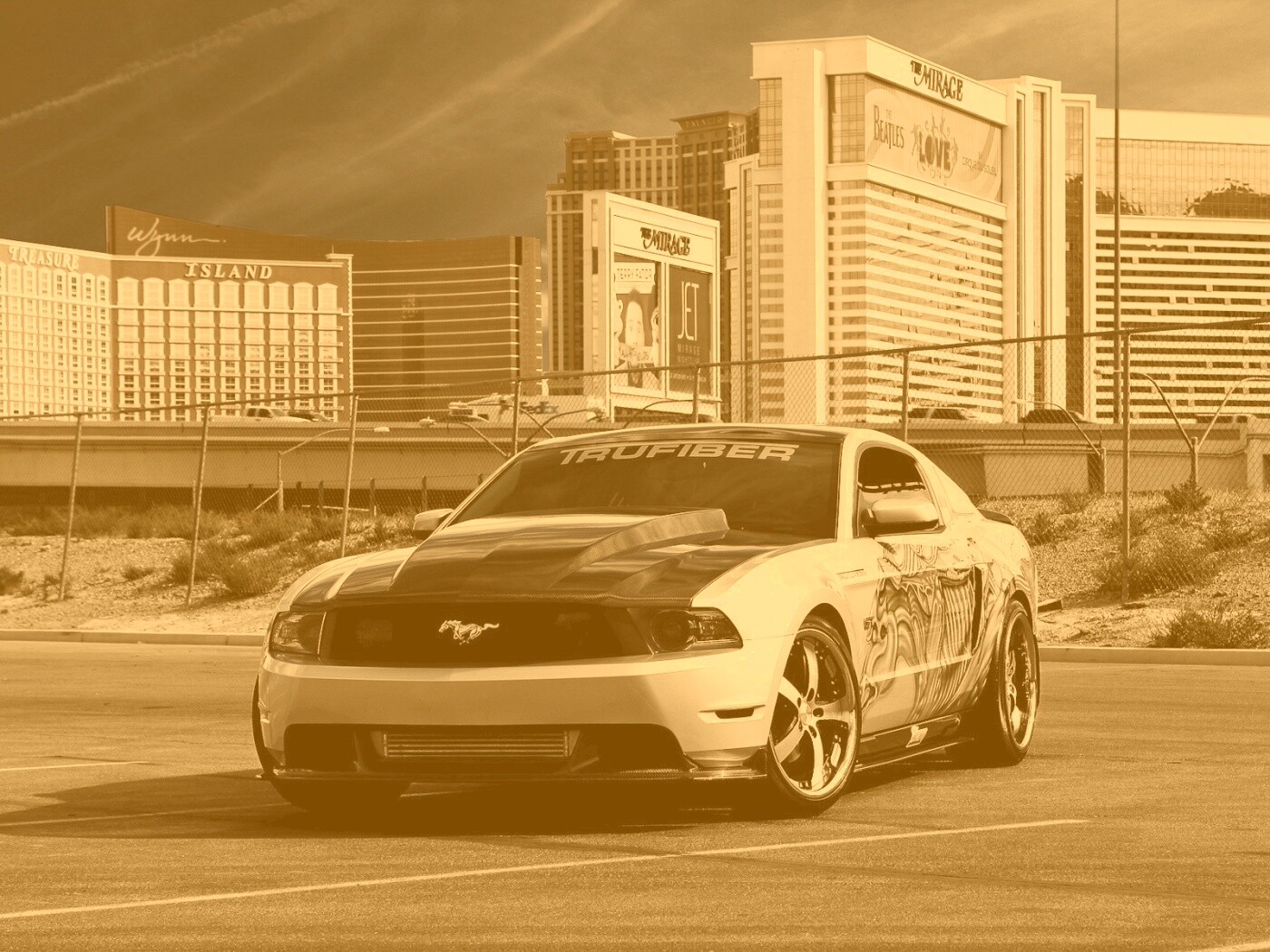 Мустанг на парковке обои