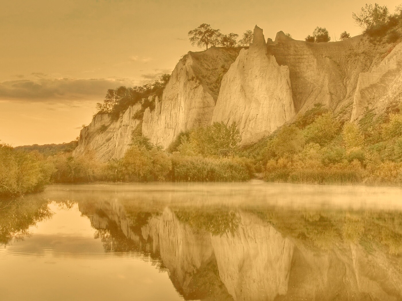 Скалы над озером обои