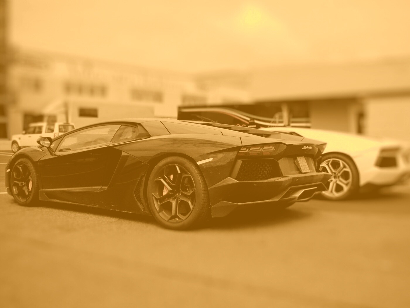 Ламборджини ревентон на парковке обои