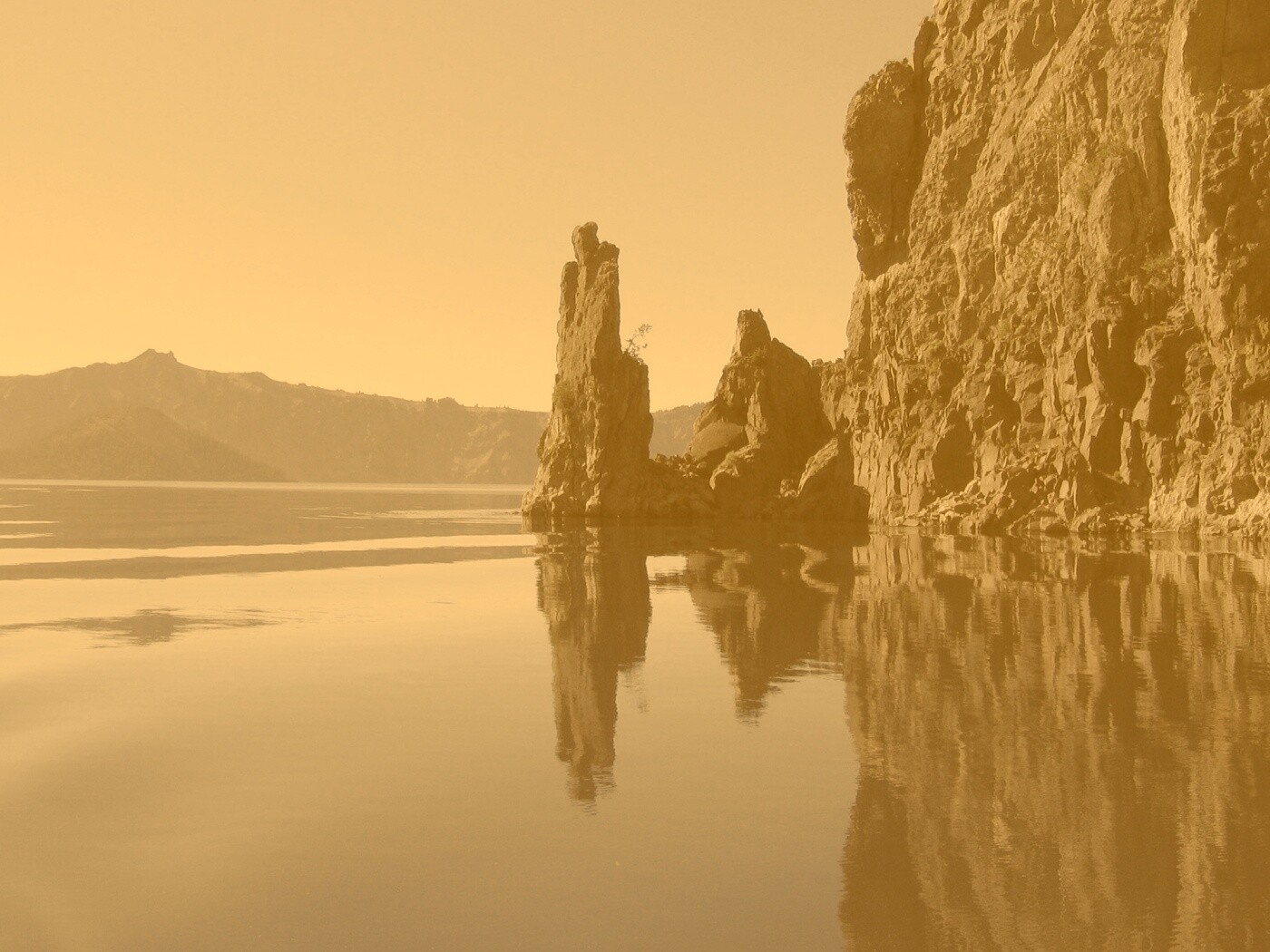 Скалистый берег обои