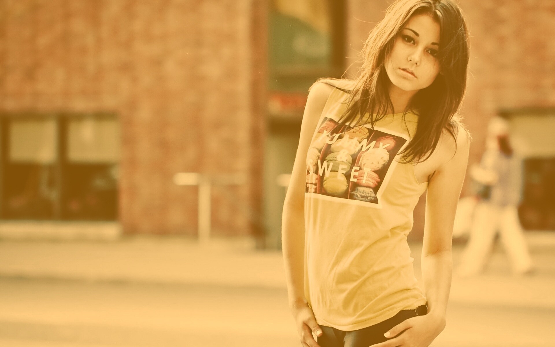 Молодая девушка в городе обои