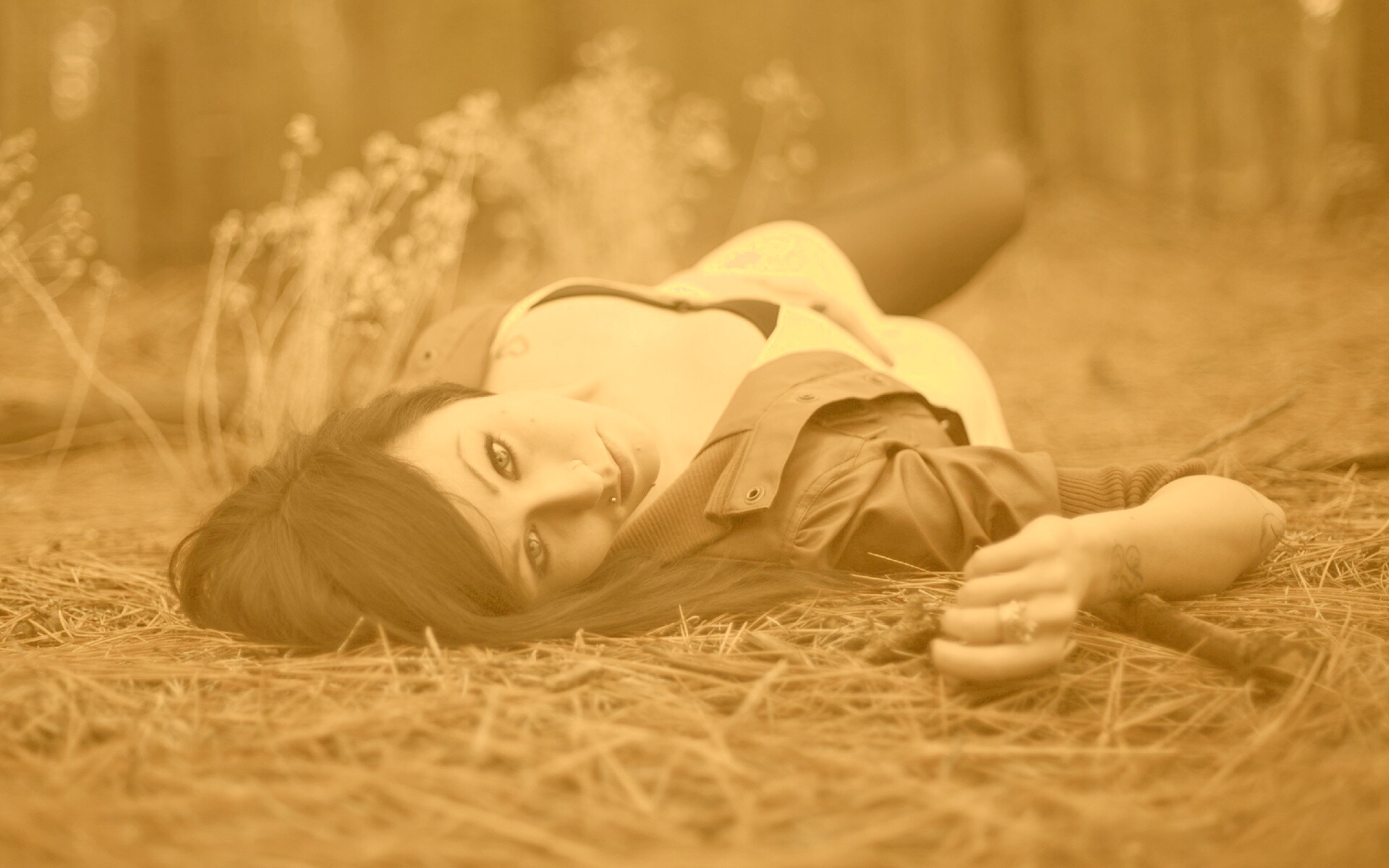 Лежащая на траве обои