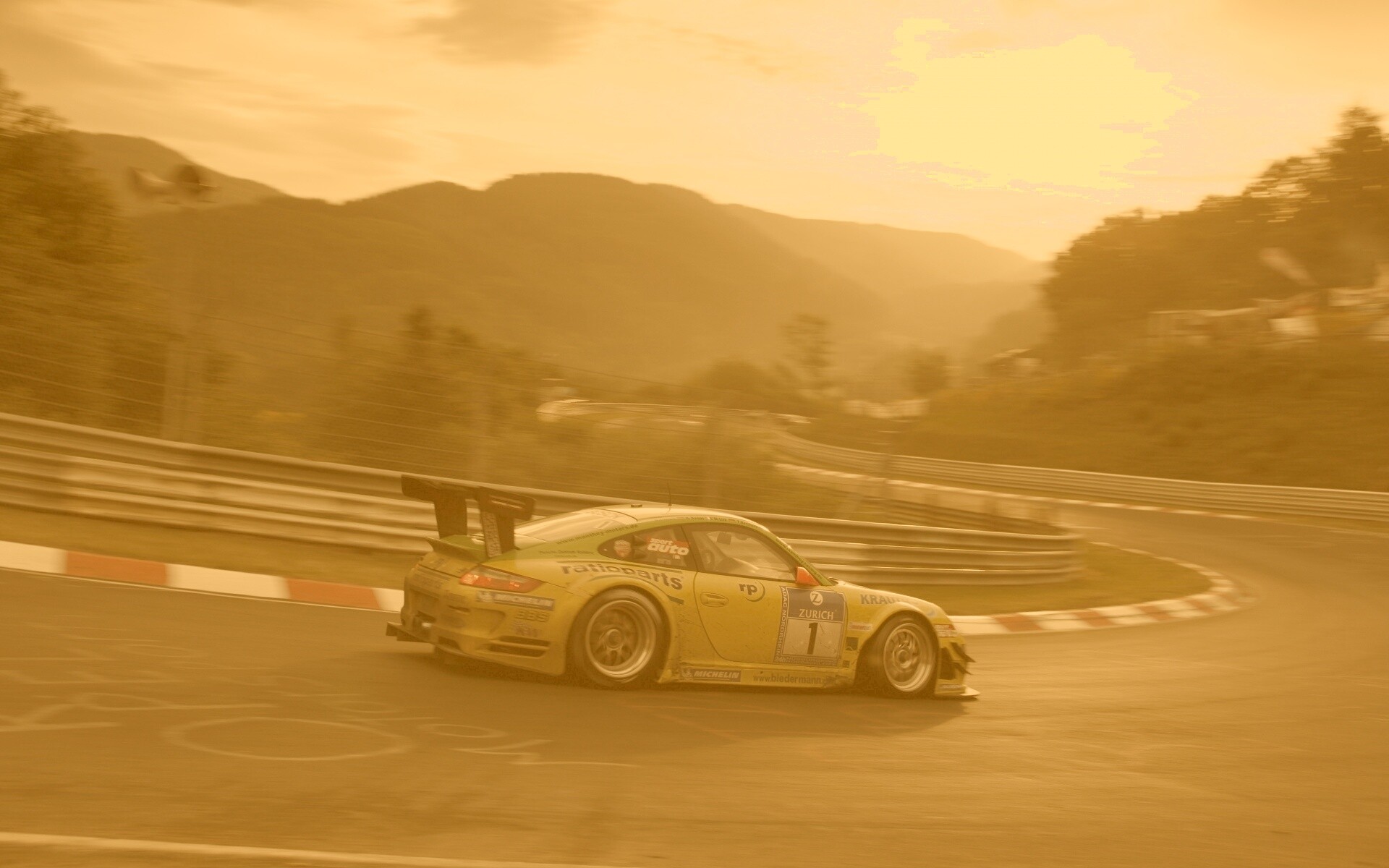 Гоночный Порше на треке обои