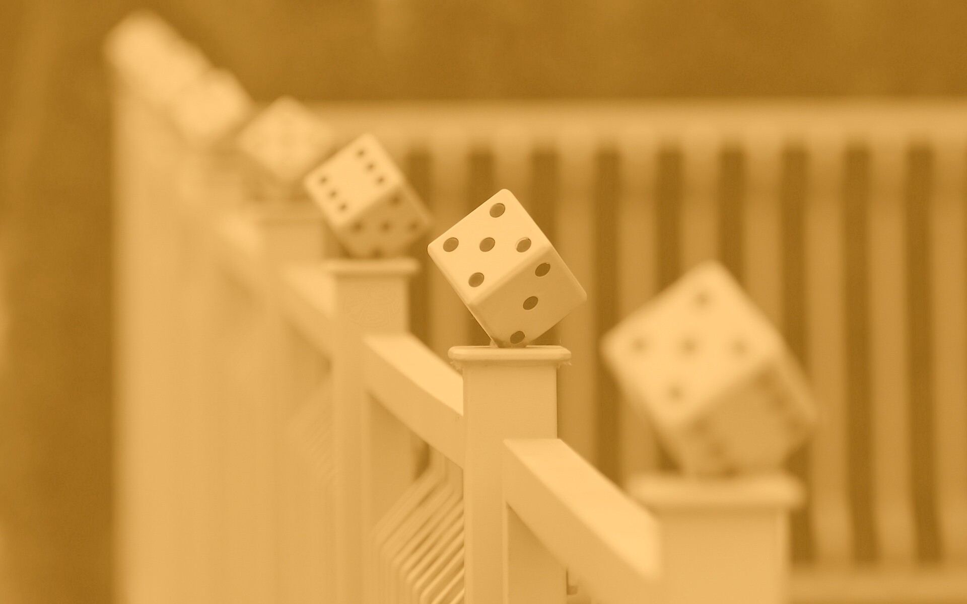 Игральные кости украшающие перила обои