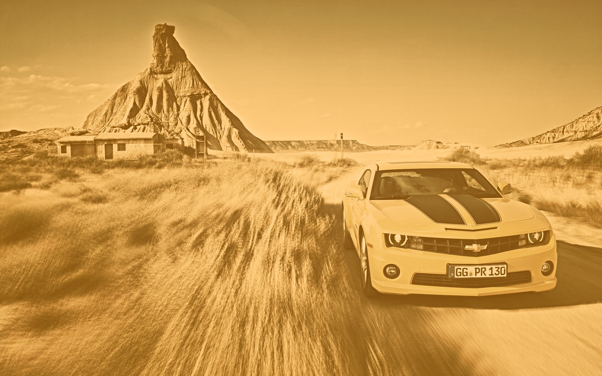 Камаро на пустынной дороге обои