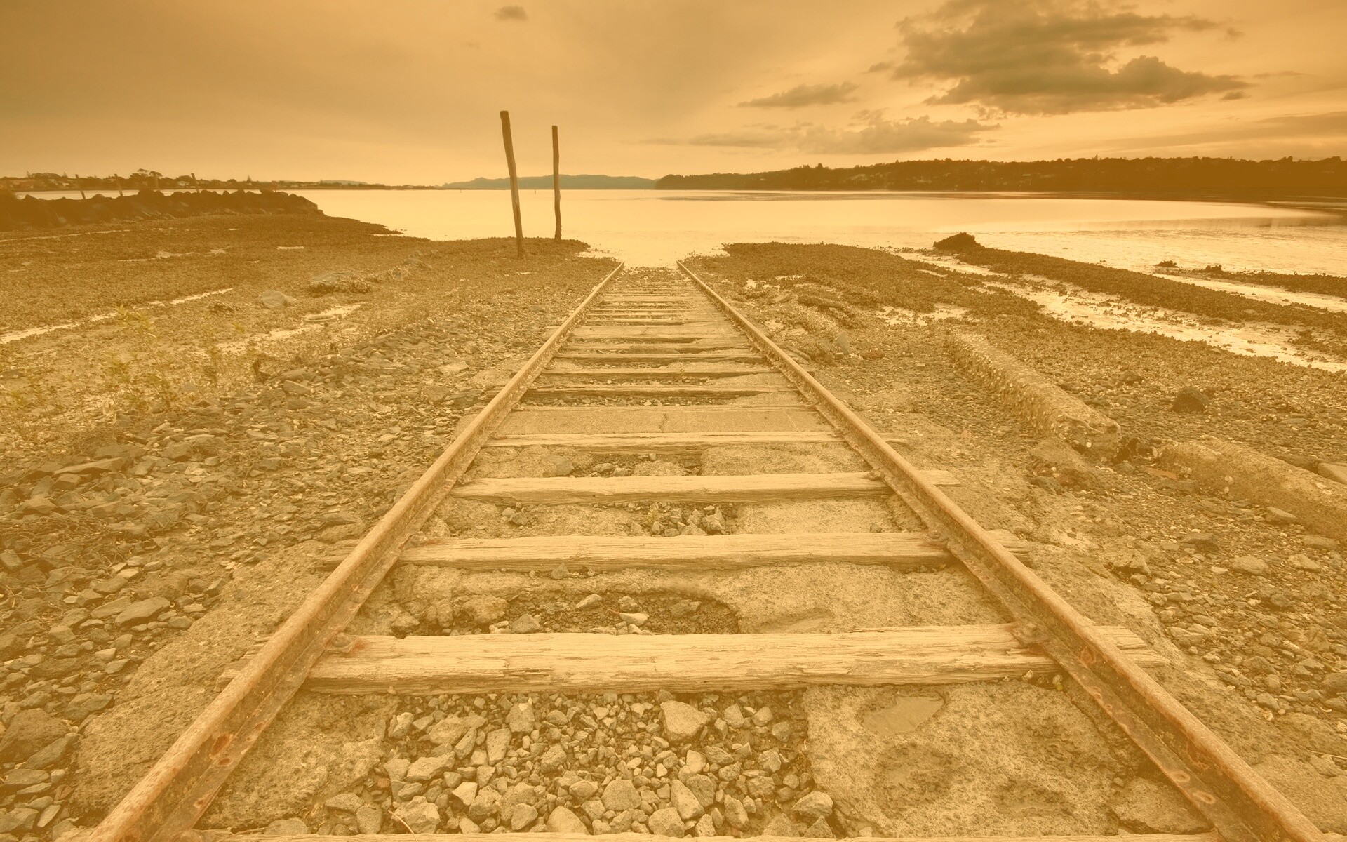 Рельсы обрывающиеся в воду обои