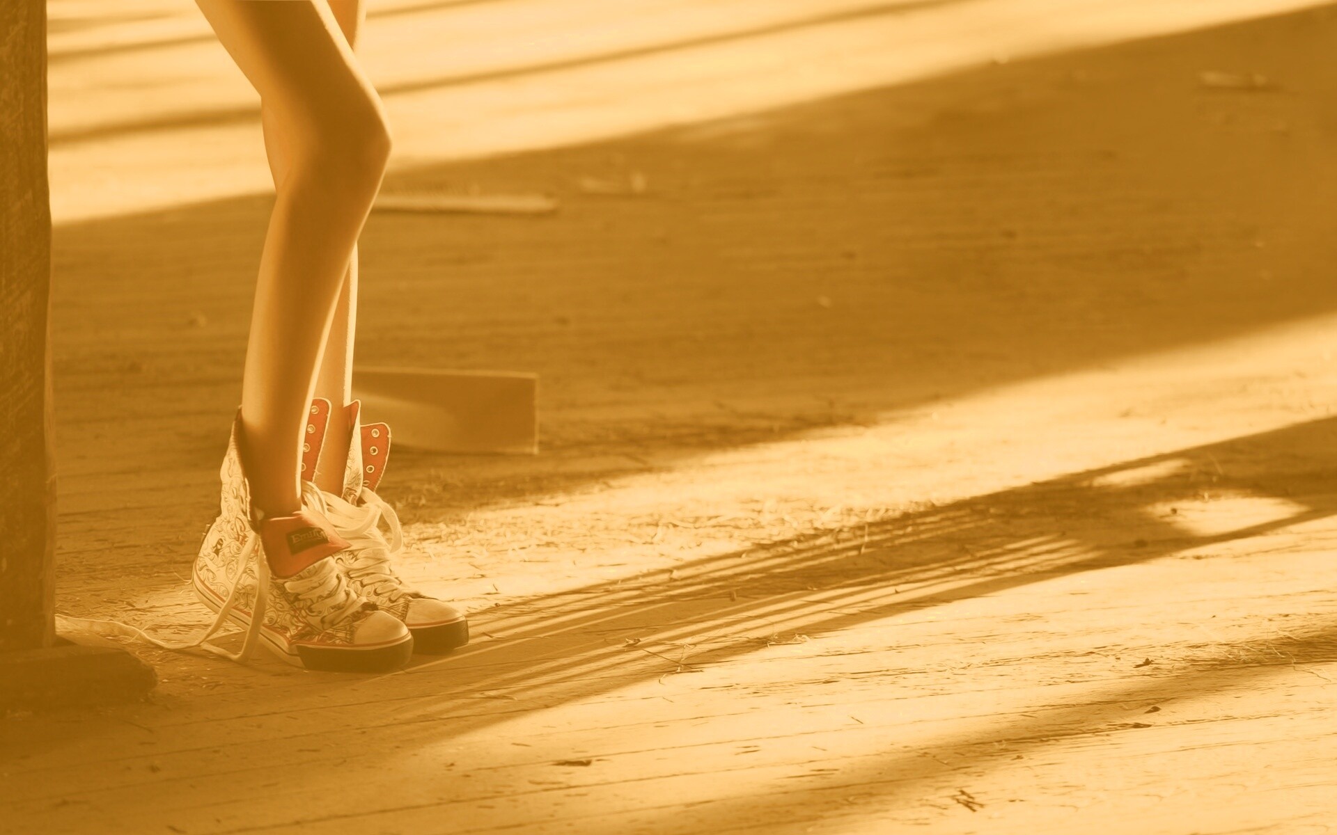 Ножки в кедах обои