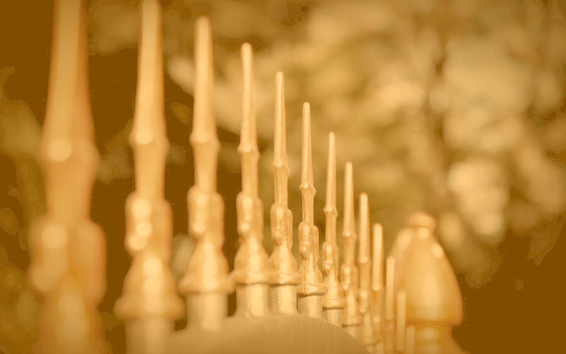 Оранжевые наконечники на ограде обои