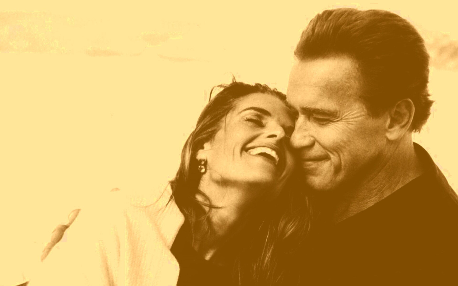 Арнольд Шварцнегер с девушкой обои