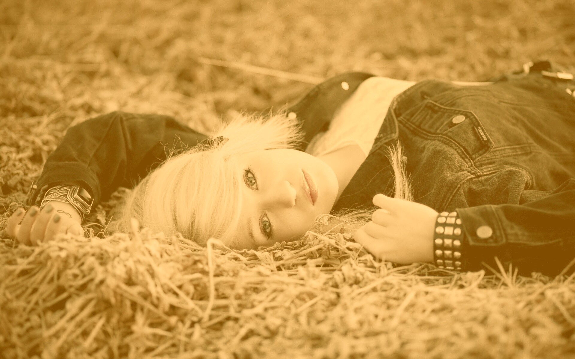 Блондинка лежащая на траве обои