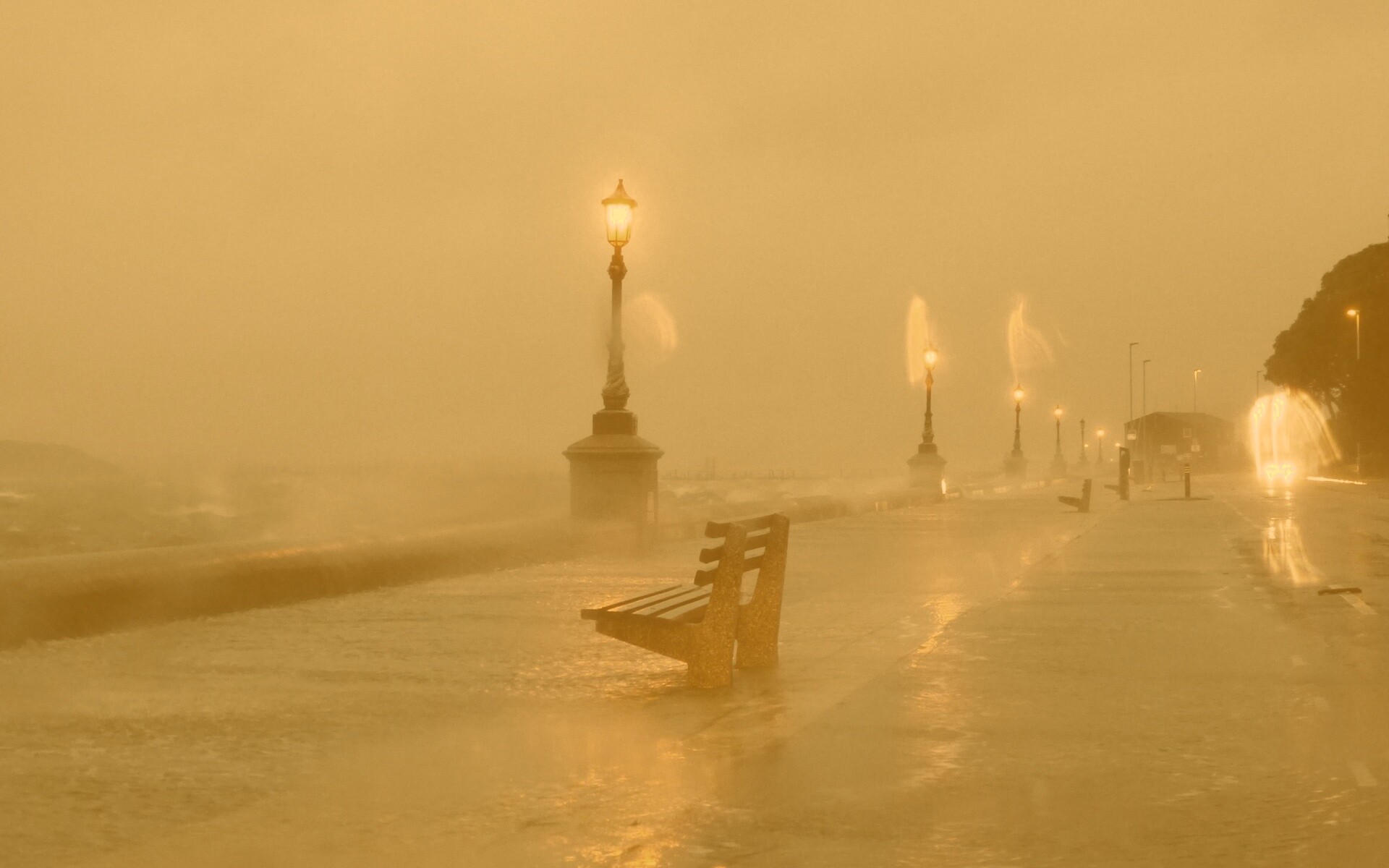 Набережная в ливень обои