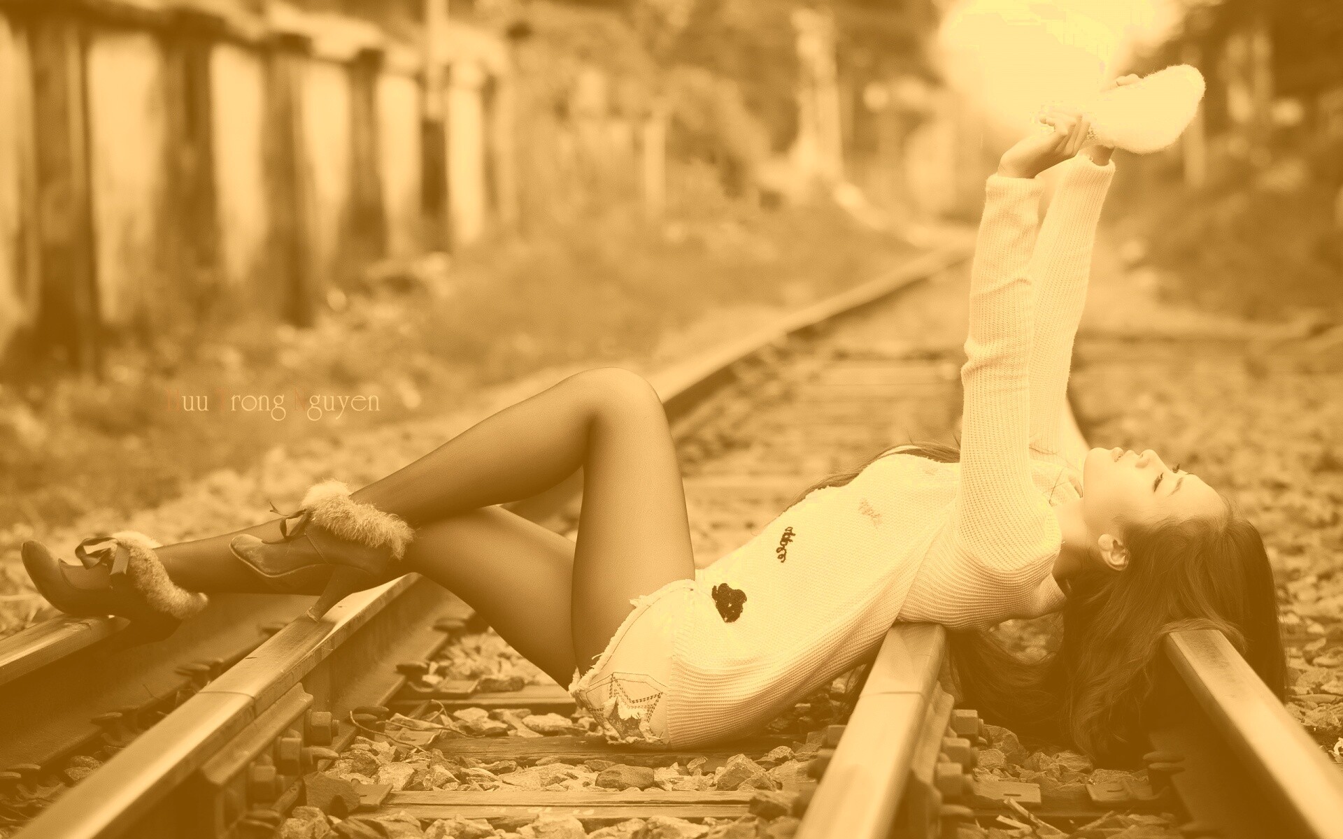 Модель на железнодорожных путях обои