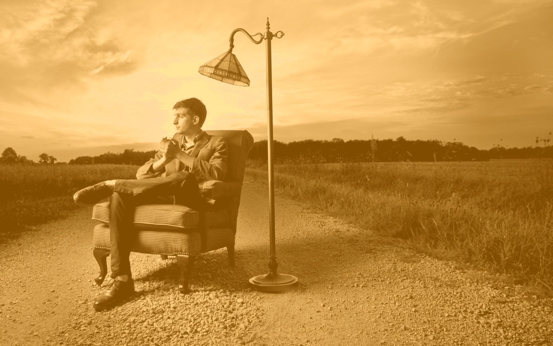 Мужчина в кресле обои