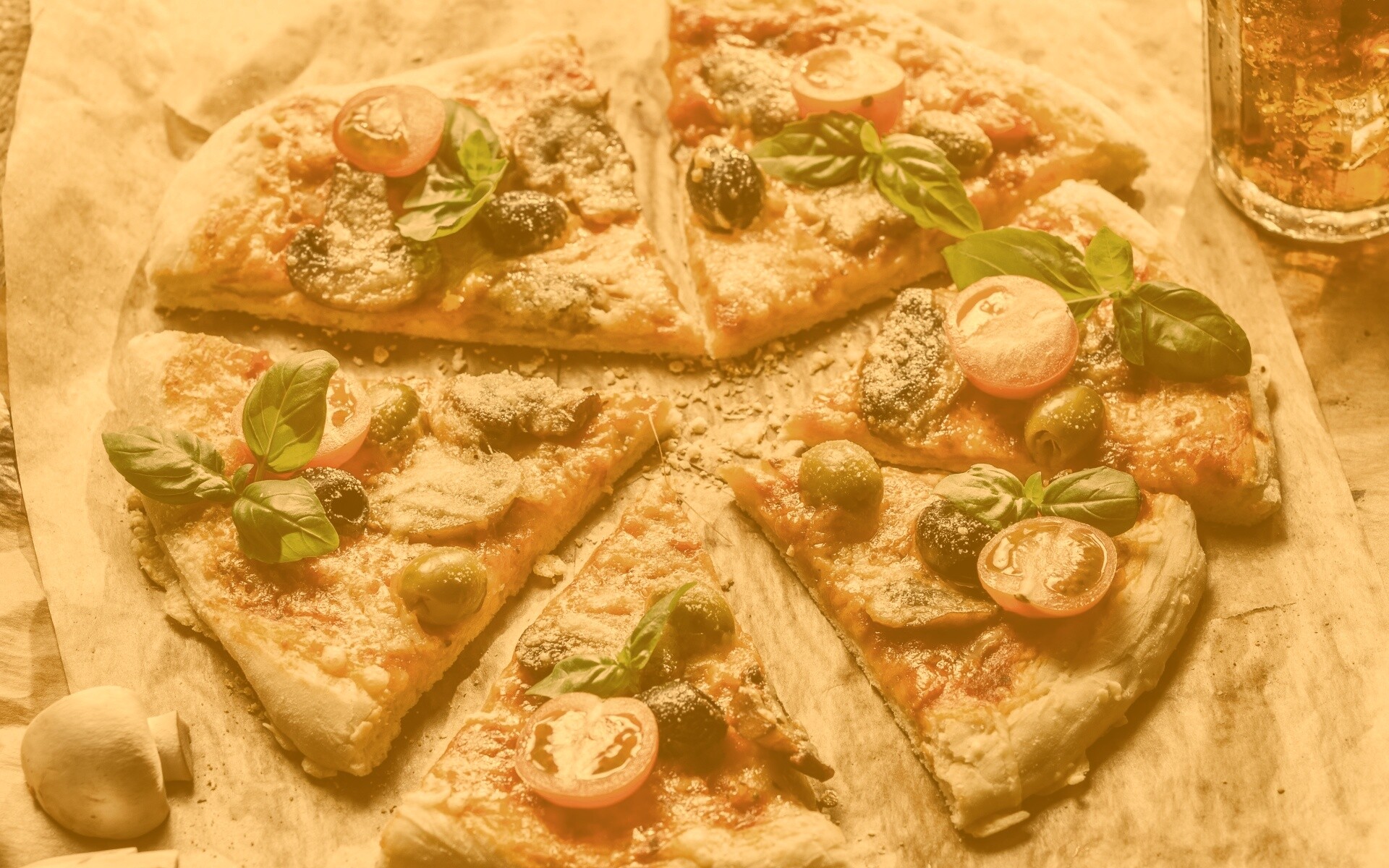 Сочная пицца с томатами и пармезаном обои