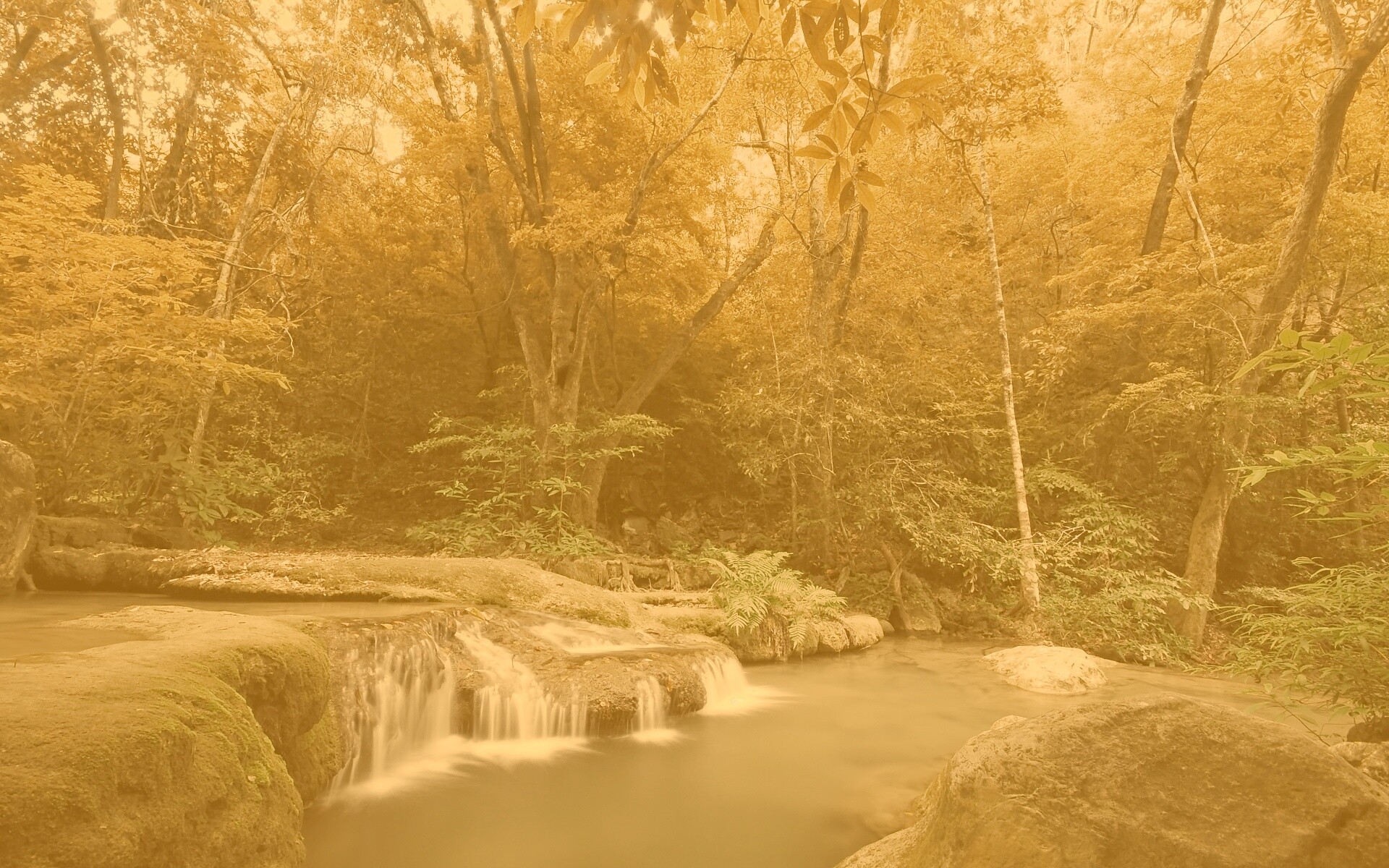 Водопадик в осеннем лесу обои