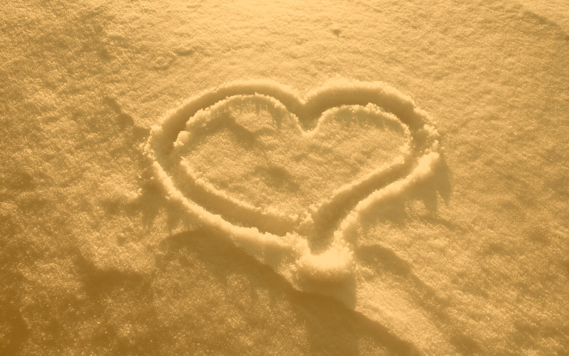 Сердечко на снегу обои