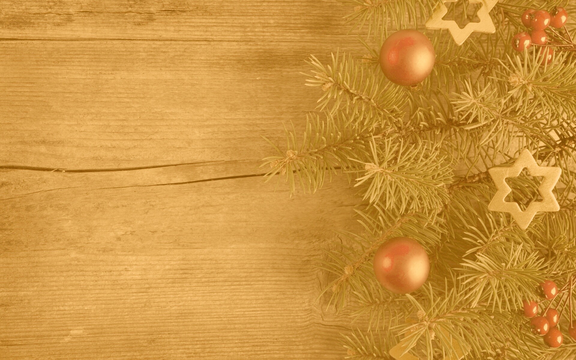 Новогодние игрушки на еловой ветке обои