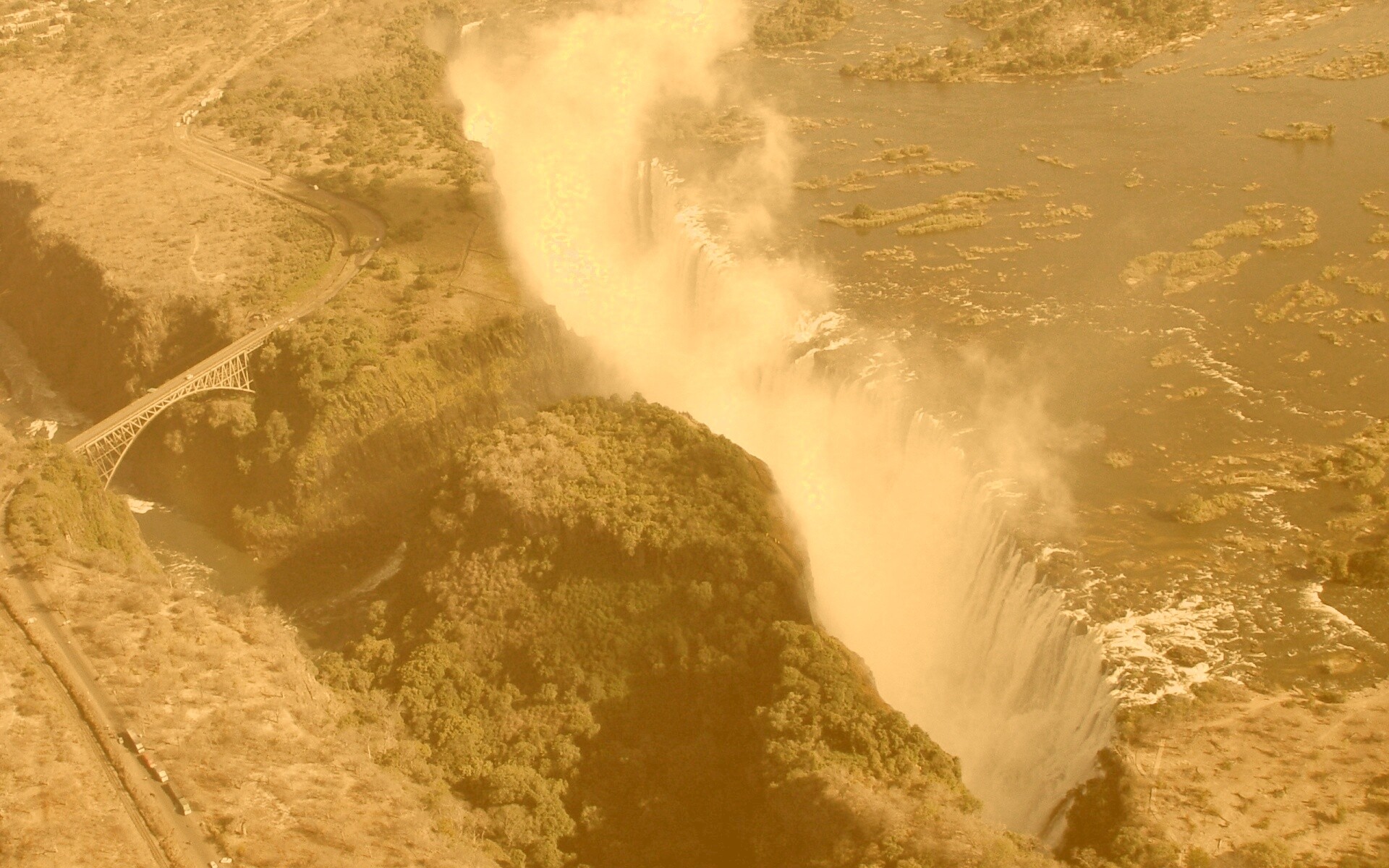 Живописный водопад обои