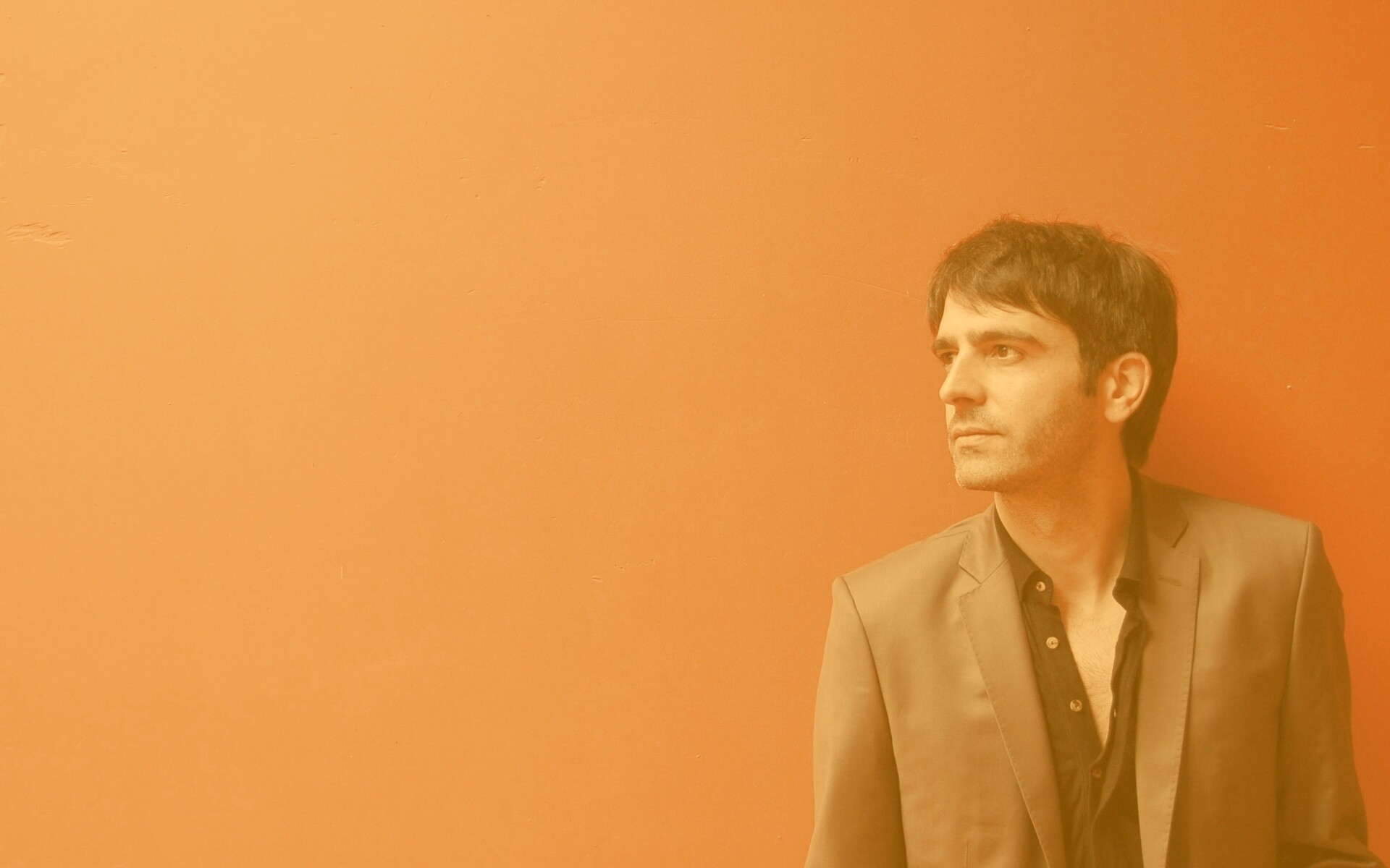 На красном фоне обои