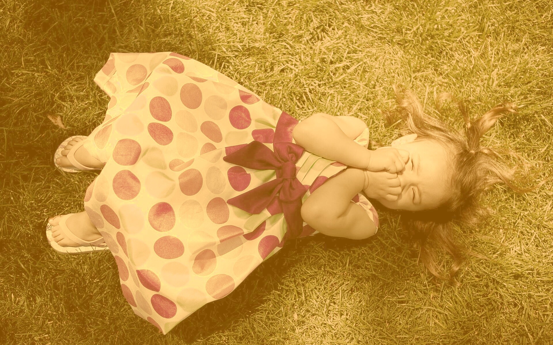 Девочка на траве обои