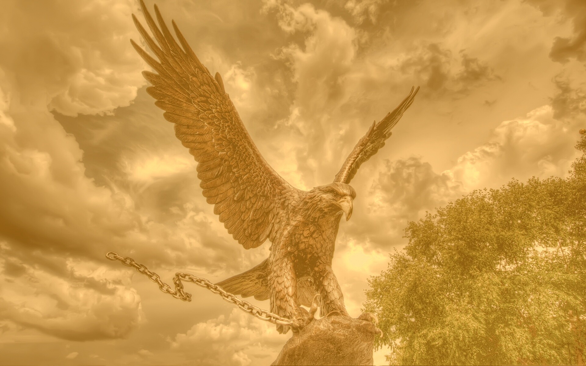 Скульптура орла с цепью в когтях обои