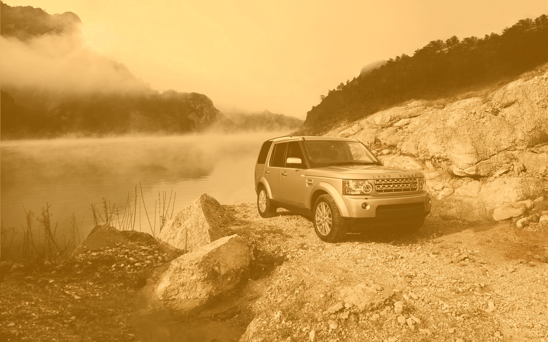 Range rover в горах у реки обои