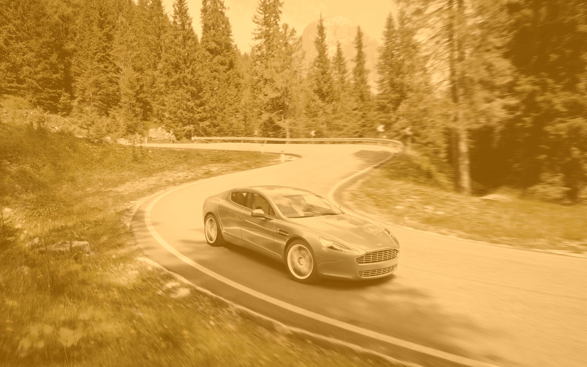 Астон мартин на лесной дороге обои