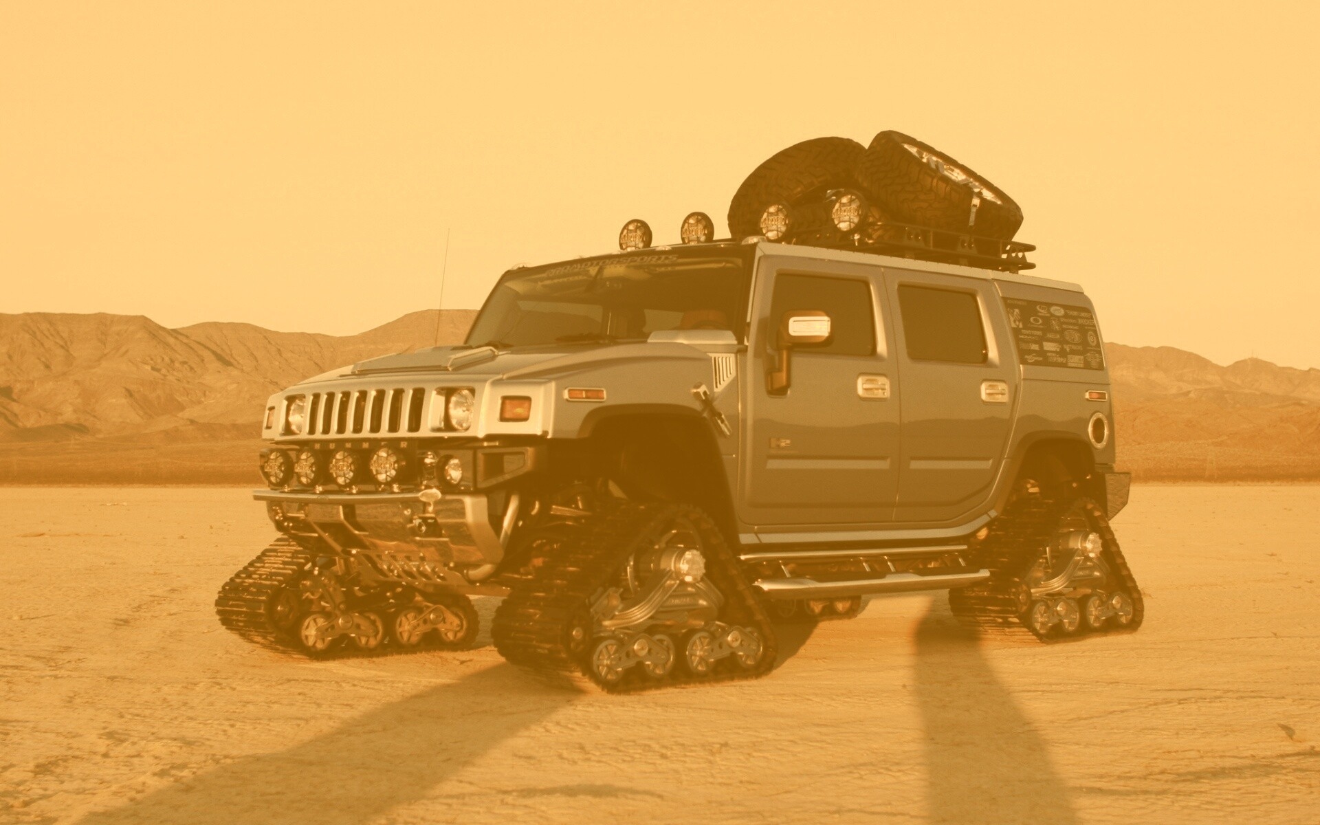 Hammer на гусеницах обои