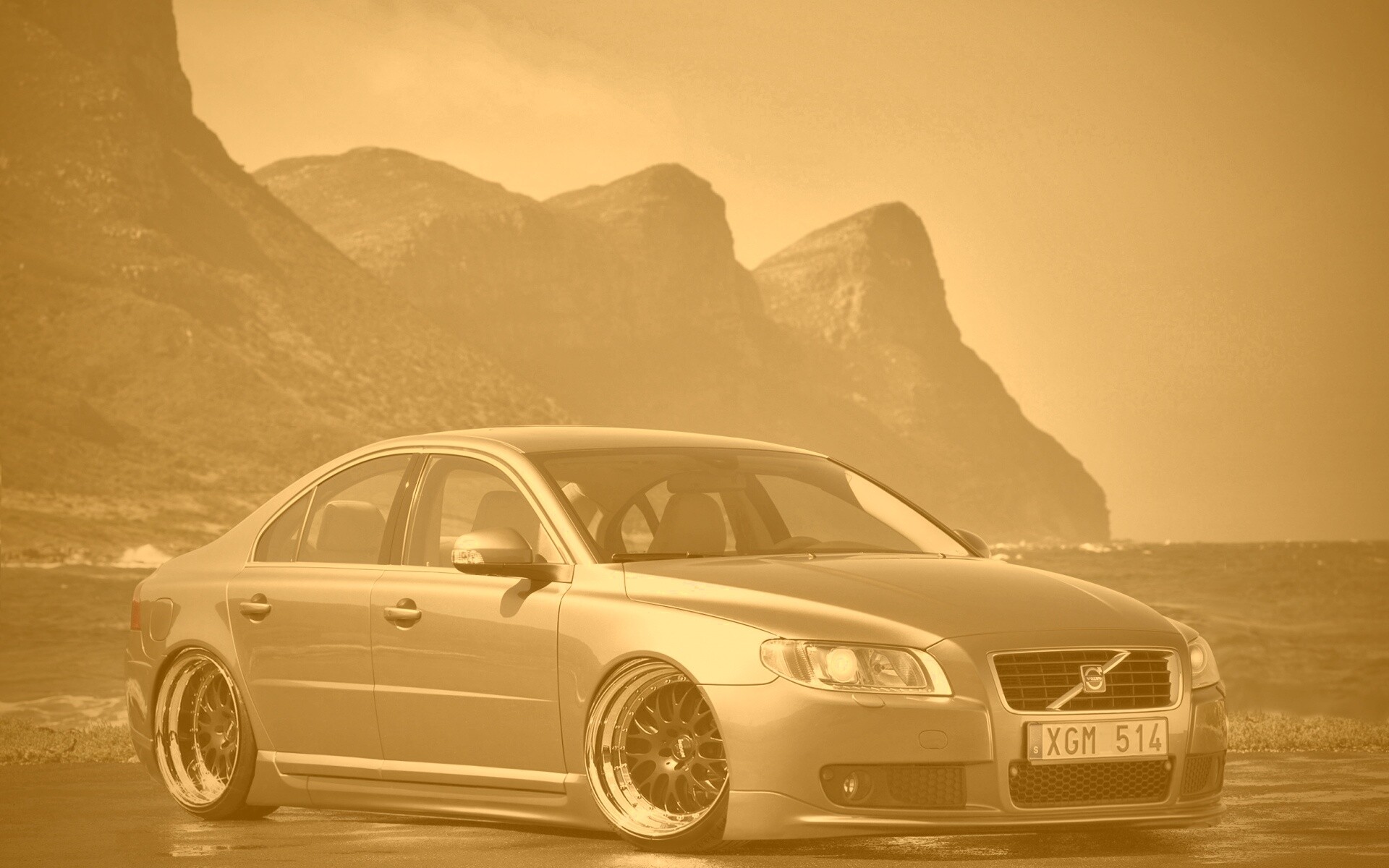 Вольво на берегу обои