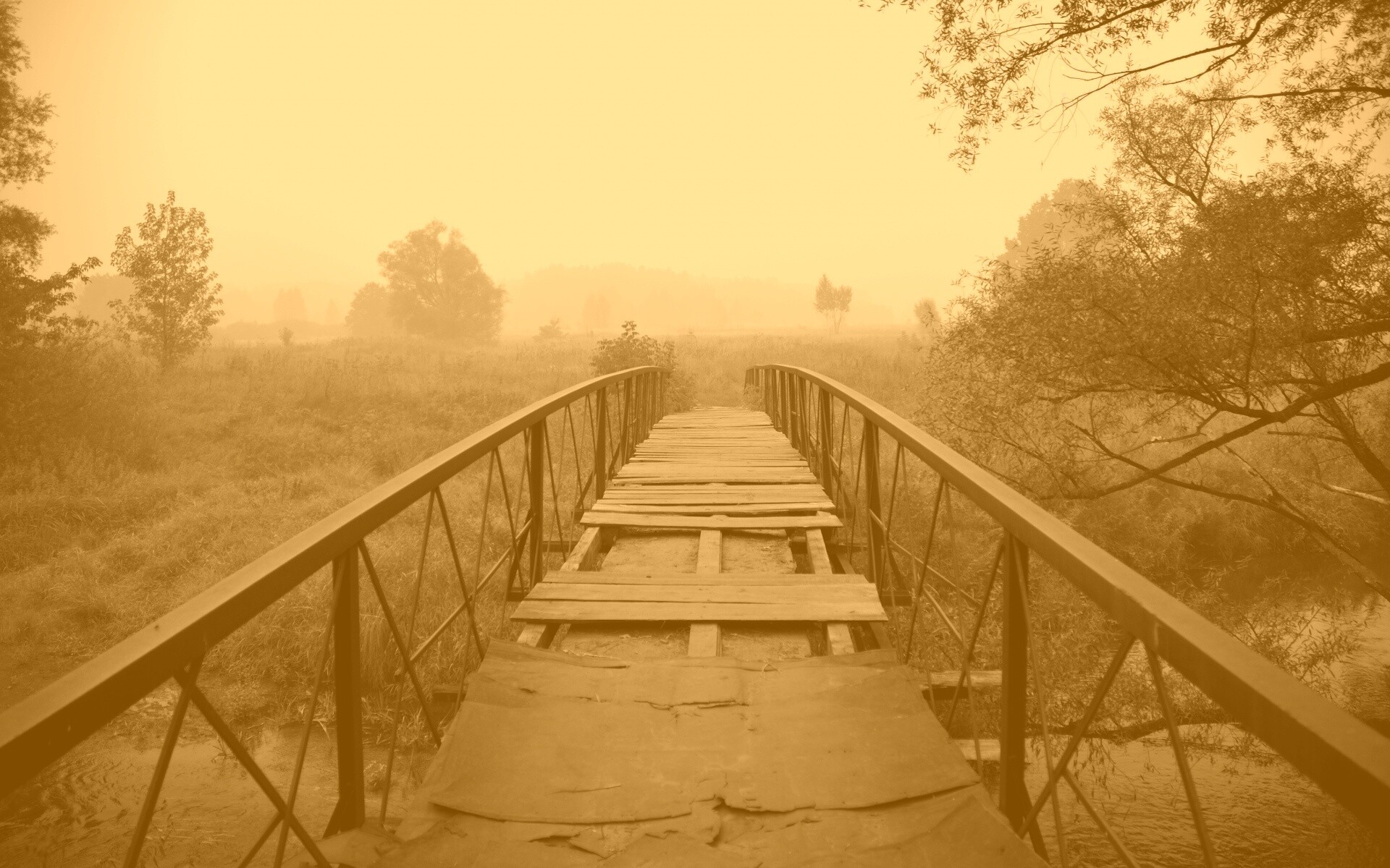 Старый мост на черно-белом фото обои