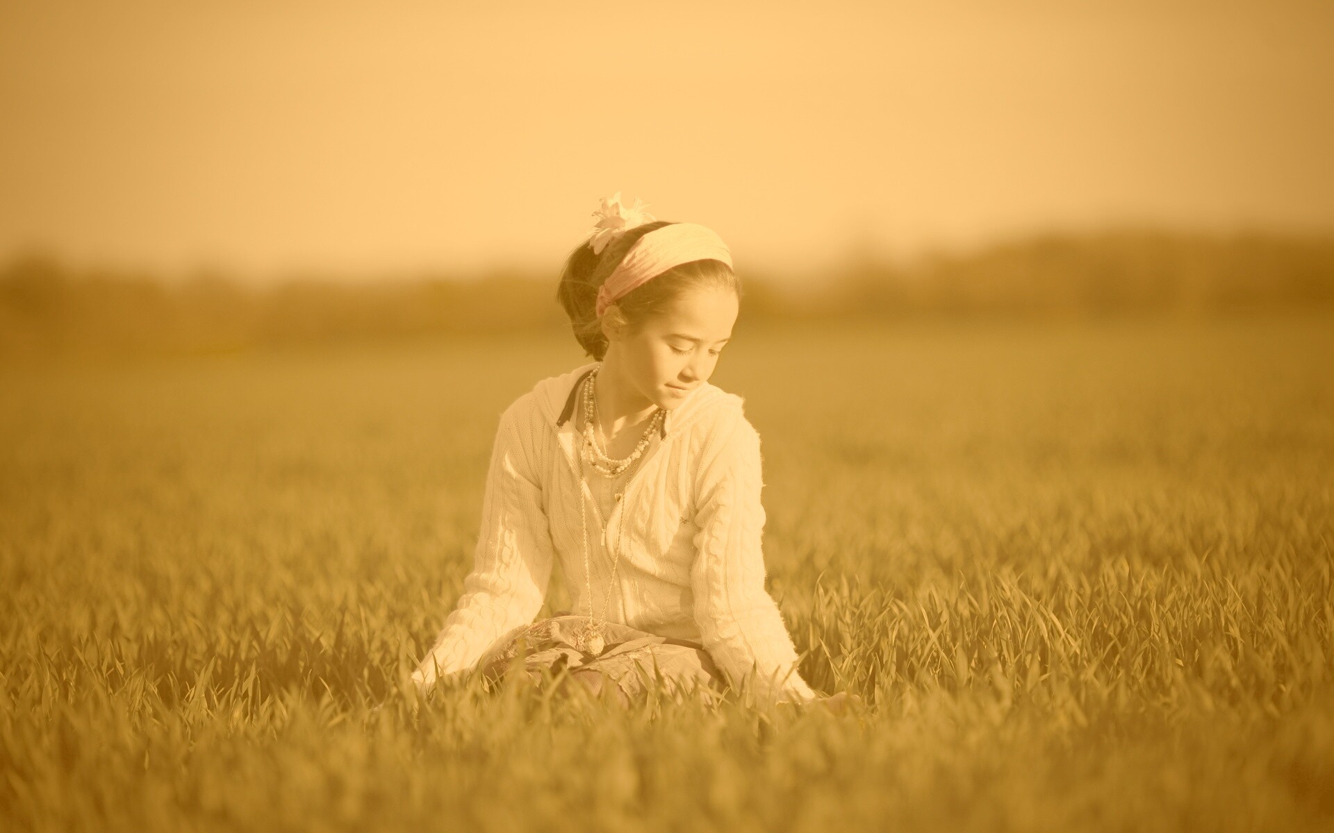 Девочка на траве обои