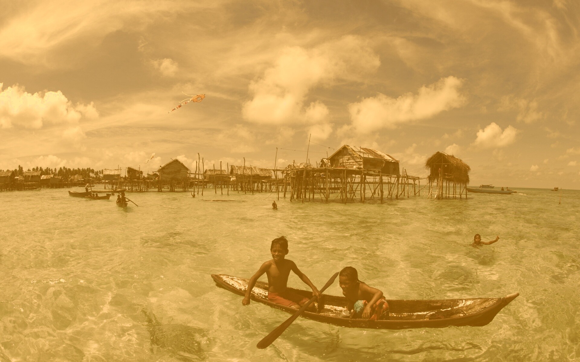 Дети в лодке у поселения туземцев обои