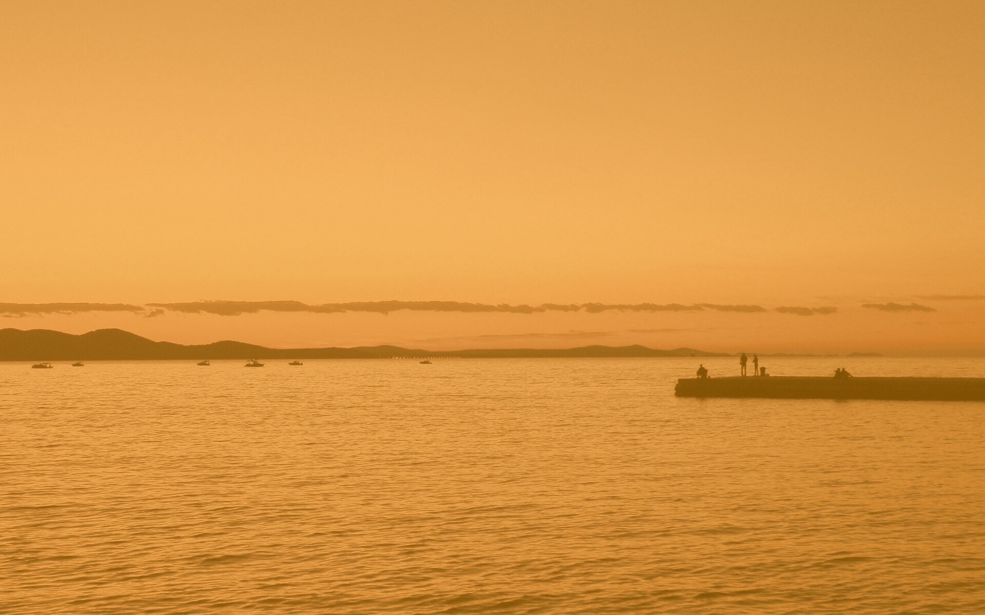 Одинокая пристань на озере обои