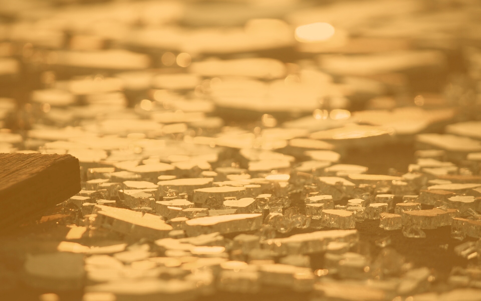 Битое стекло в лучах солнца обои