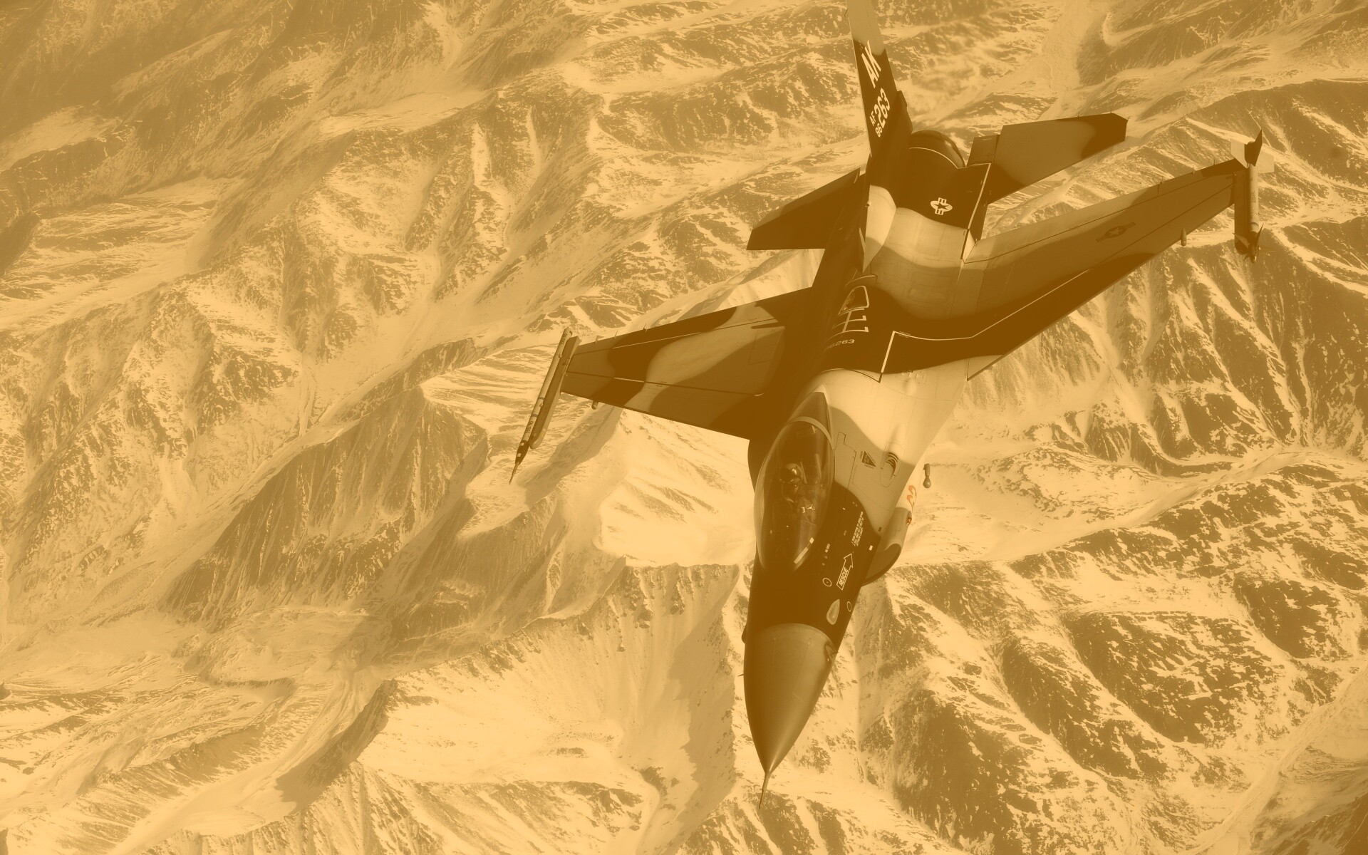 Истребитель над снежными пиками гор обои